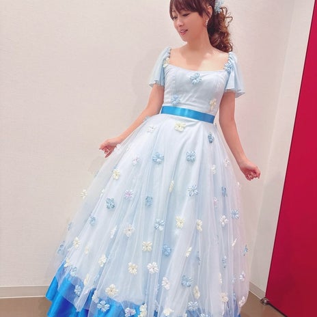 美奈代 昼の部衣装の水色ドレスの画像