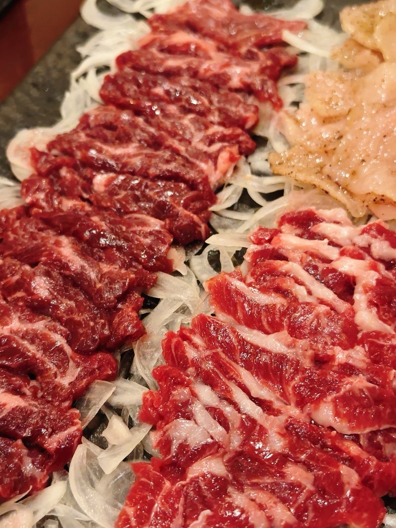 楽しい皆さんと美味しい馬刺しの画像