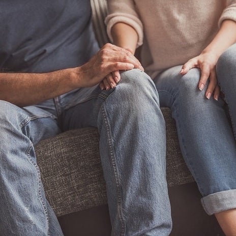 平静な態度を取る夫の悲しい顔の画像