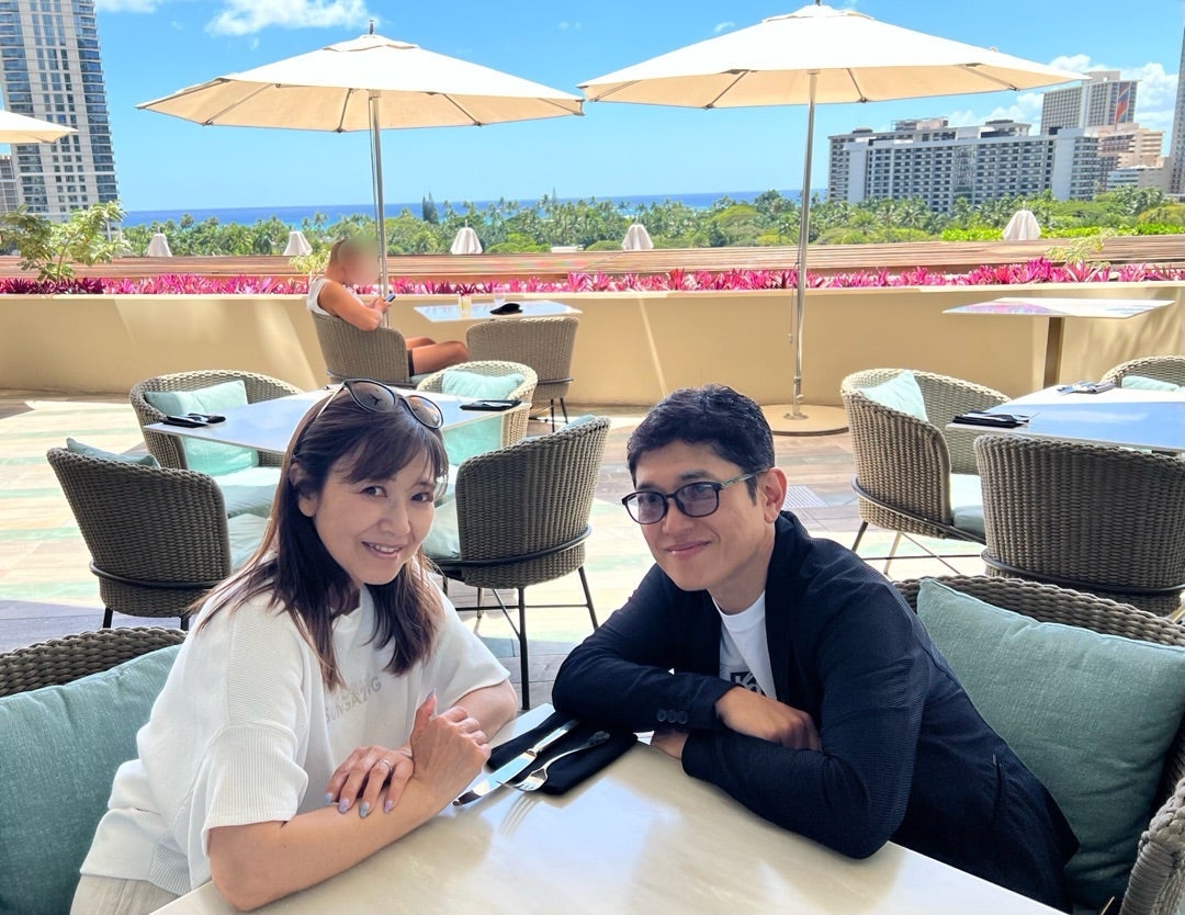 薬丸 ハワイで妻とホテルランチ