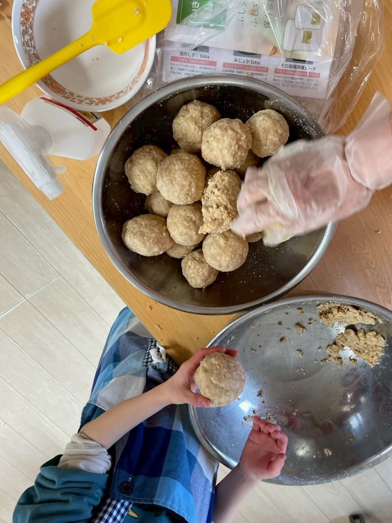 園児と共に手際よくできた味噌作りの画像