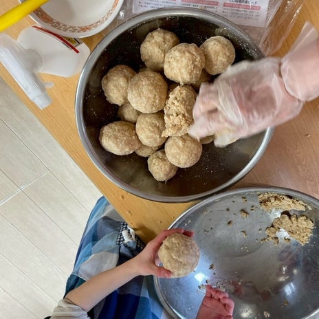 園児と共に手際よくできた味噌作りの画像