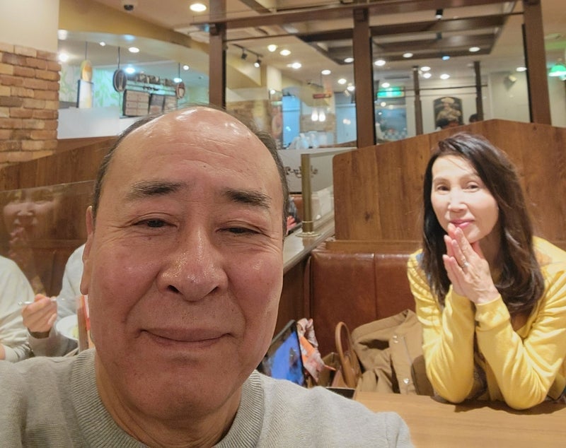 モト冬樹 妻とジョリーパスタで食事の画像