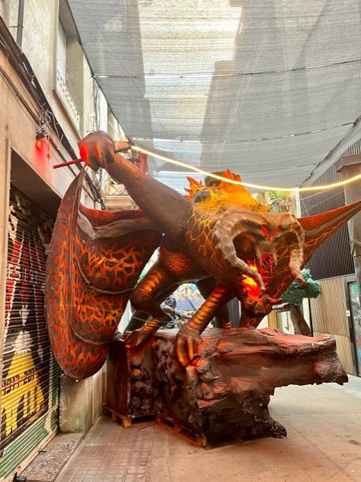 街全体が遊園地のようなお祭りの画像