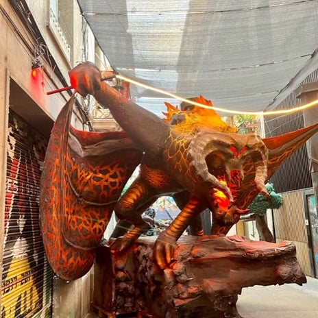 街全体が遊園地のようなお祭りの画像