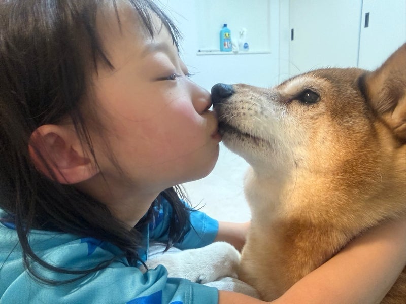 たっぷり散歩した後の愛おしい2人の画像