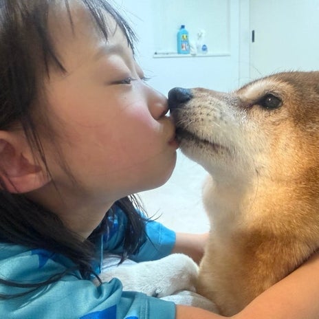 たっぷり散歩した後の愛おしい2人の画像