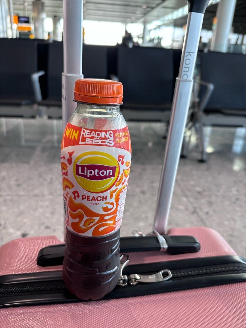 夫と疑った空港の1ポンドの品物の画像