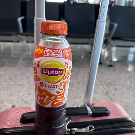 夫と疑った空港の1ポンドの品物の画像