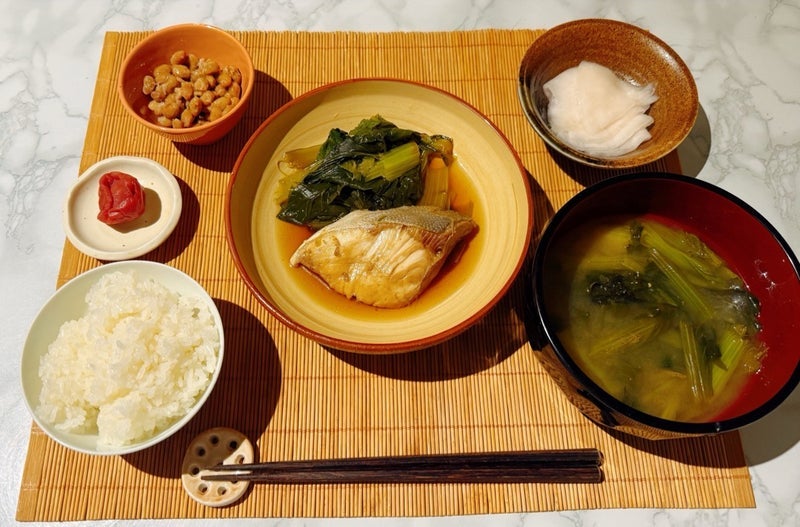 寝相の悪さに癒された和定食の朝の画像