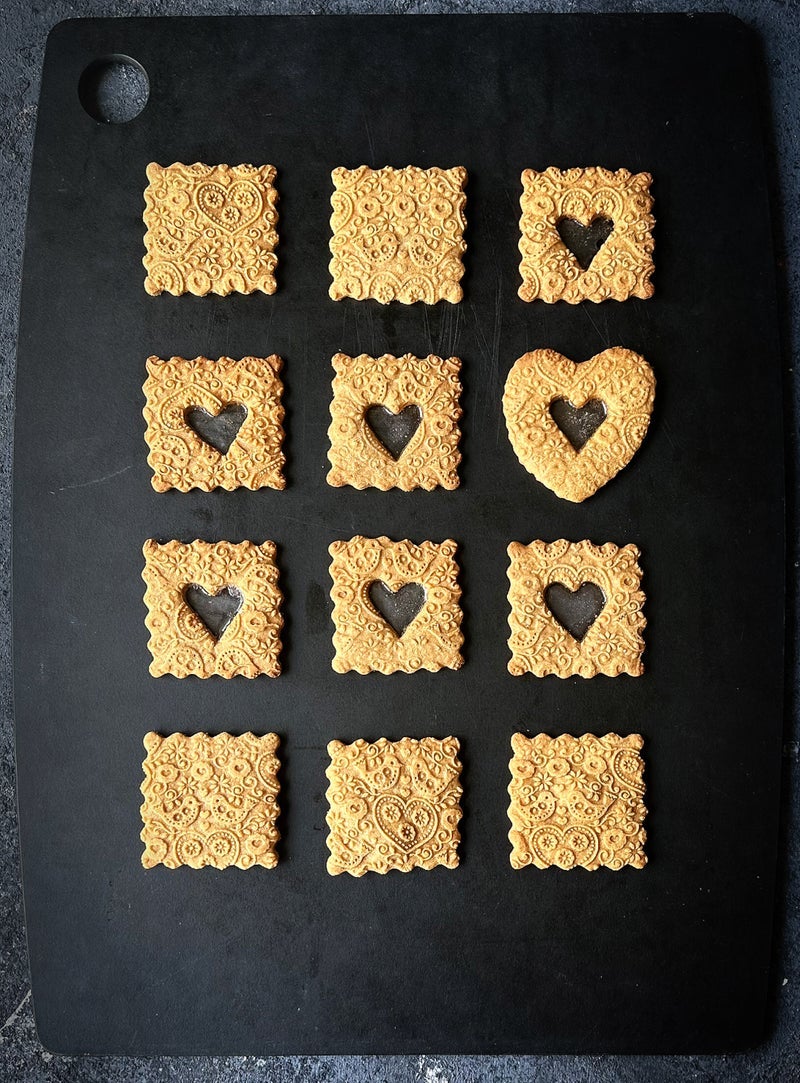 模様付きの生地で作るクッキー