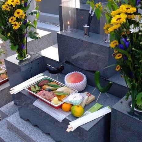 祖母の遺言で線香を立てない墓参りの画像