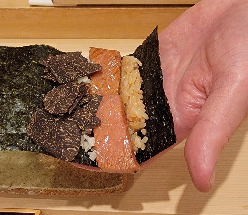 モト冬樹 〆のトロとトリュフの寿司の画像