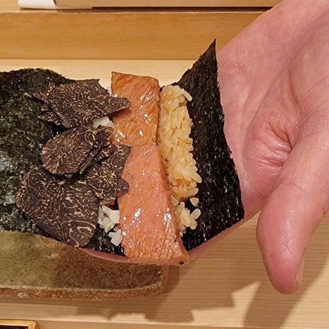 モト冬樹 〆のトロとトリュフの寿司の画像