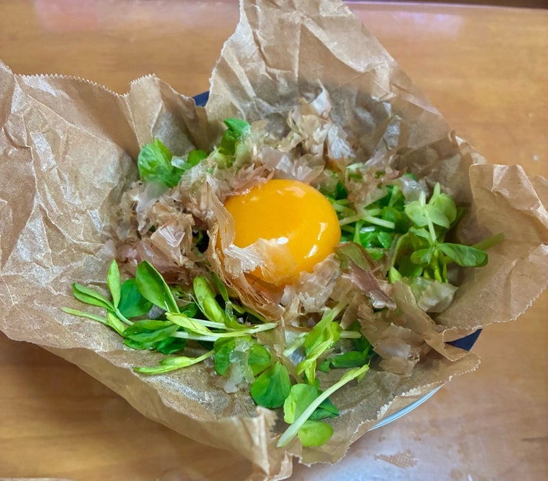 白身はハンバーグ黄身は豆苗TKGの画像