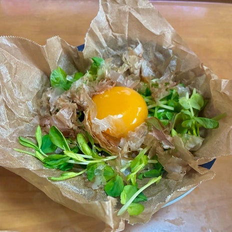 白身はハンバーグ黄身は豆苗TKGの画像