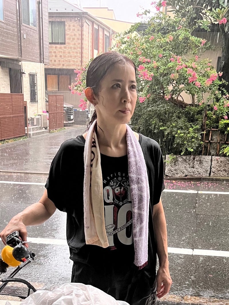江口ともみ ゲリラ雷雨でずぶ濡れの画像