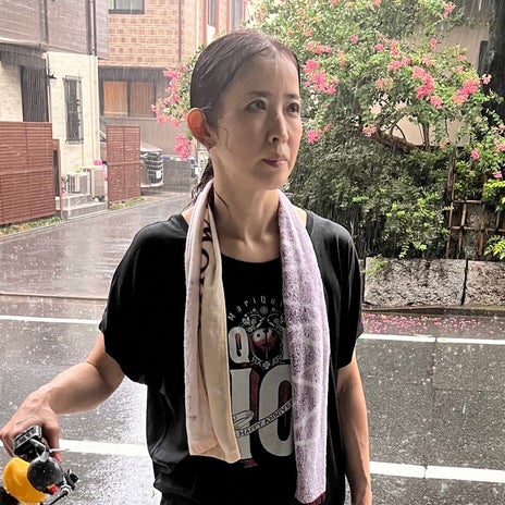 江口ともみ ゲリラ雷雨でずぶ濡れの画像