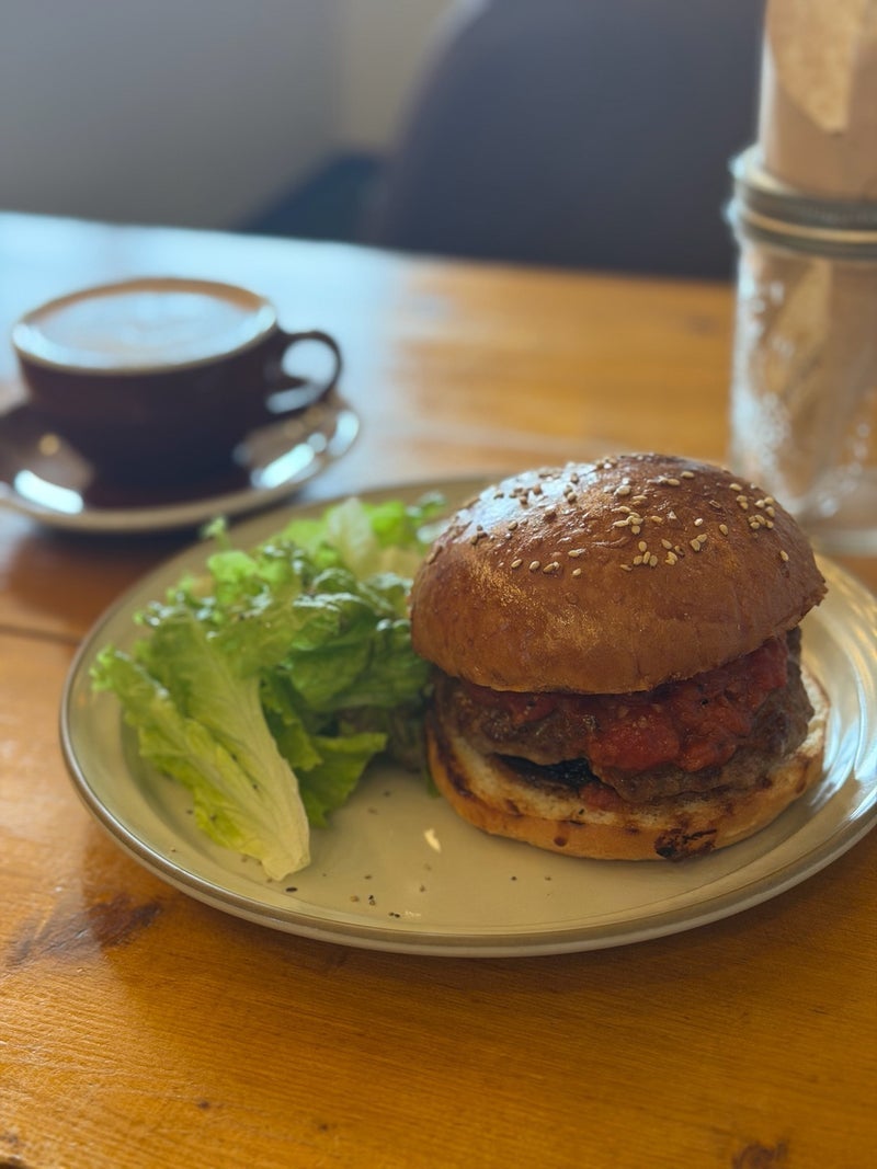 肉厚ジューシーな専門店のバーガーの画像