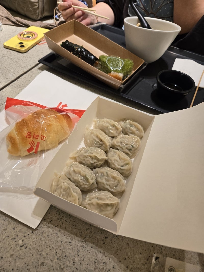 デパート地下で食べた塩パンと餃子の画像