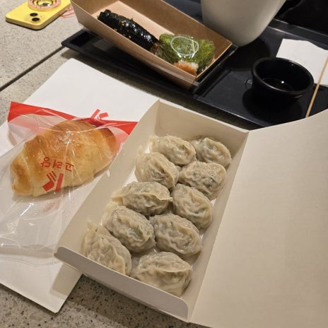 デパート地下で食べた塩パンと餃子の画像