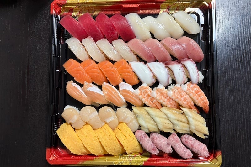 お寿司では足りず追加した晩ご飯の画像