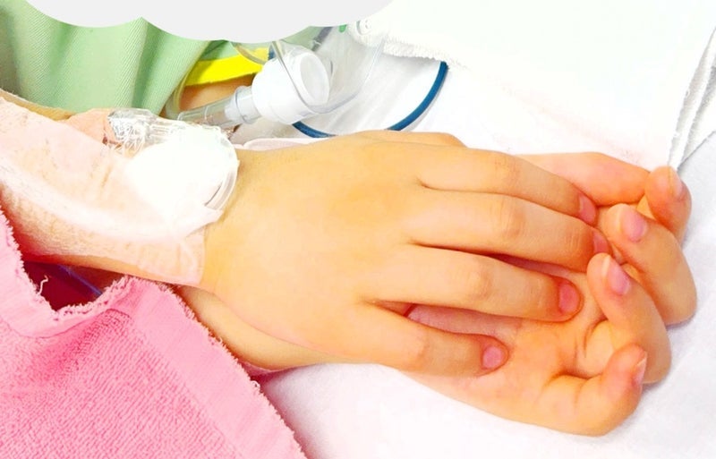 手術後の息子を見て泣いたパートナーの画像