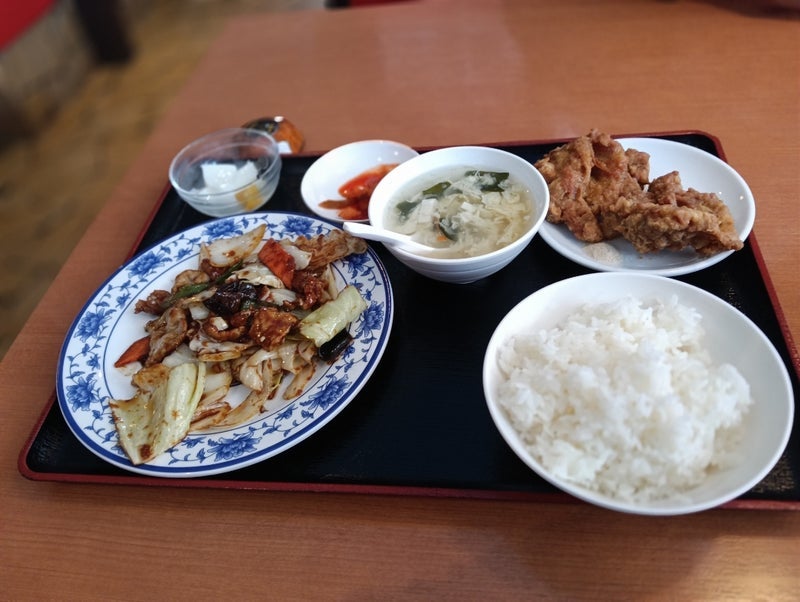 定食のメインより大きな鶏唐揚げの画像