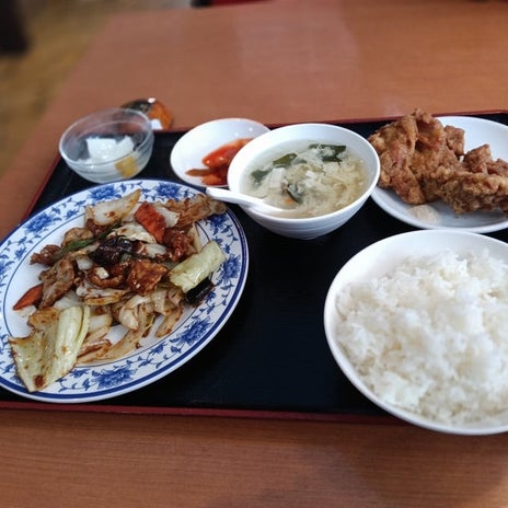 定食のメインより大きな鶏唐揚げの画像