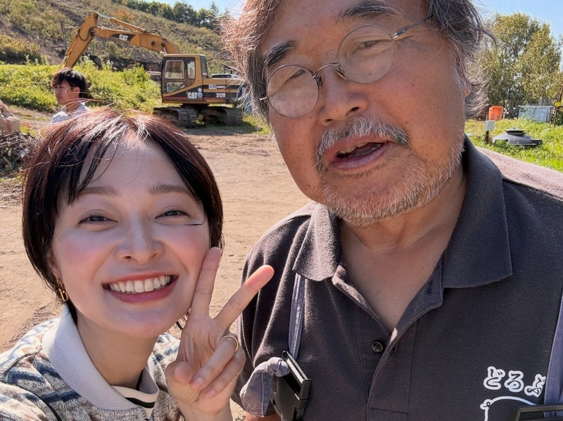 市井紗耶香 ブタのいる広大な牧場の画像