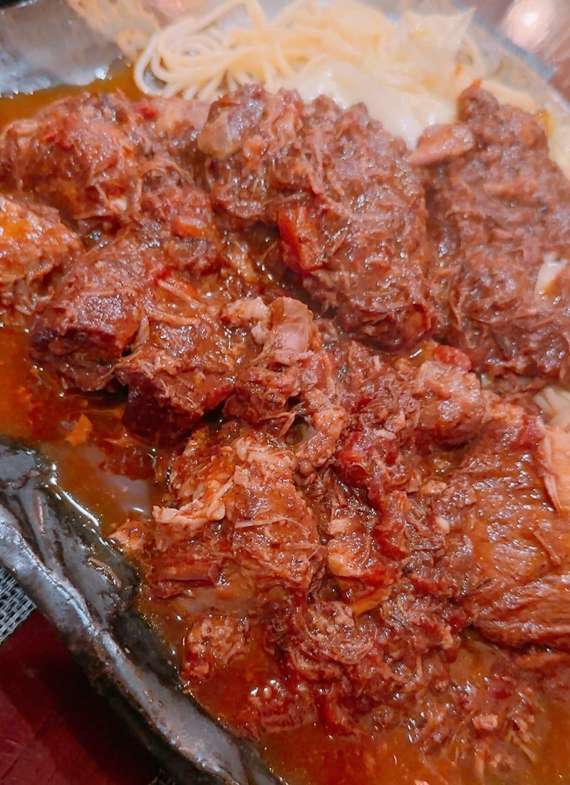仲間と頂いた柔らかく煮込まれた肉の画像