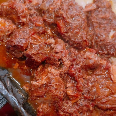 仲間と頂いた柔らかく煮込まれた肉の画像