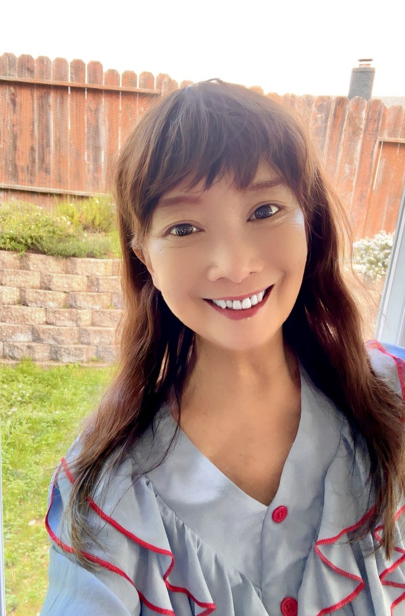 アグネス ママから離れないでいる孫の画像