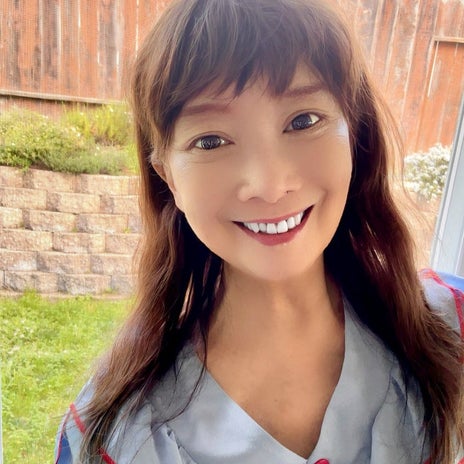 アグネス ママから離れないでいる孫の画像