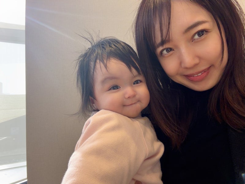 川崎希 腕が大変な次女の抱っこの画像