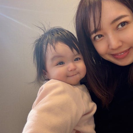 川崎希 腕が大変な次女の抱っこの画像
