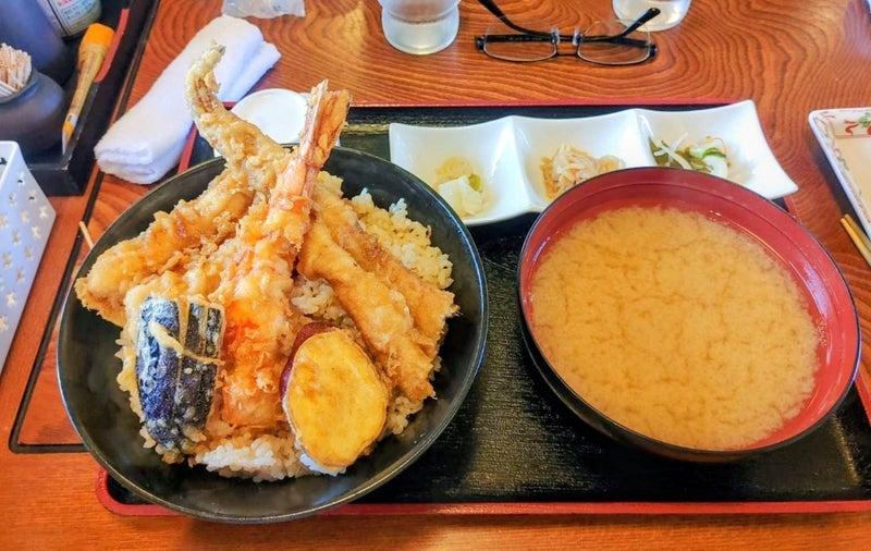 観戦せず懇親会に参加する夫の画像