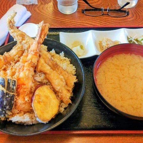 観戦せず懇親会に参加する夫の画像