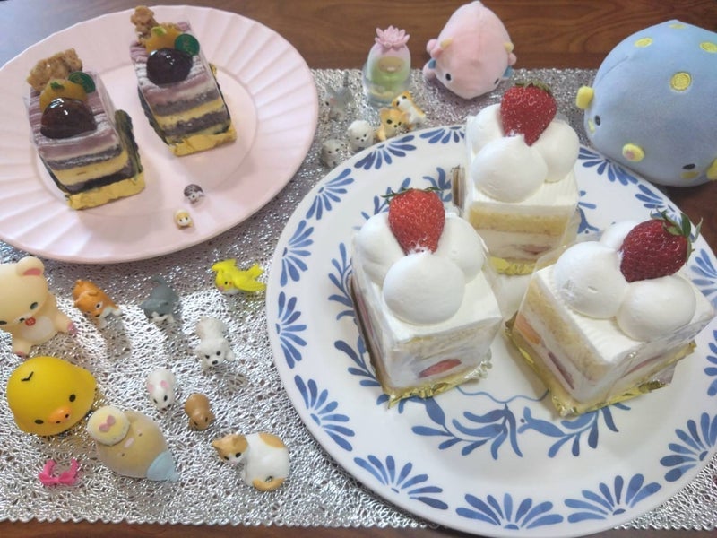 ケーキパーティーに集合した人形の画像