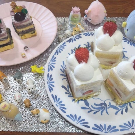 ケーキパーティーに集合した人形の画像