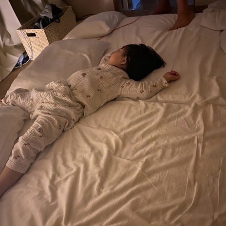 クロ 娘とそっくりな歴40年の寝方の画像