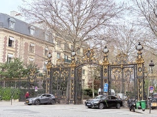 リッチ民地区の公園と格差の現実の画像