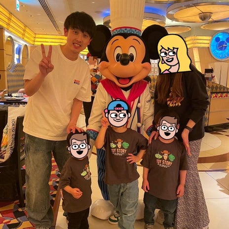 休暇取り家族と幸せなディズニーの画像