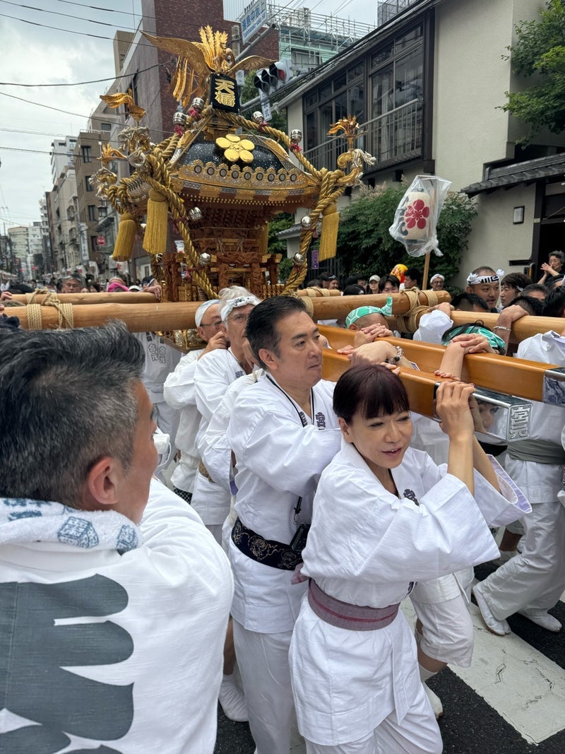 堀ちえみ 御神輿を担ぎ宮入りの画像