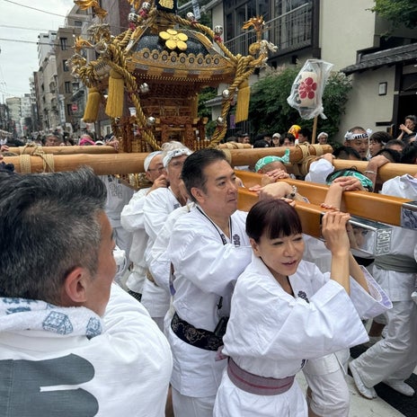 堀ちえみ 御神輿を担ぎ宮入りの画像