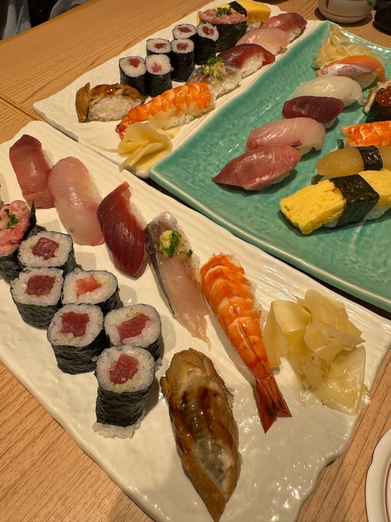 祝日でカフェに入れずおやつに寿司の画像