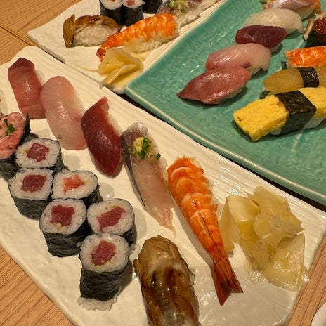 祝日でカフェに入れずおやつに寿司の画像