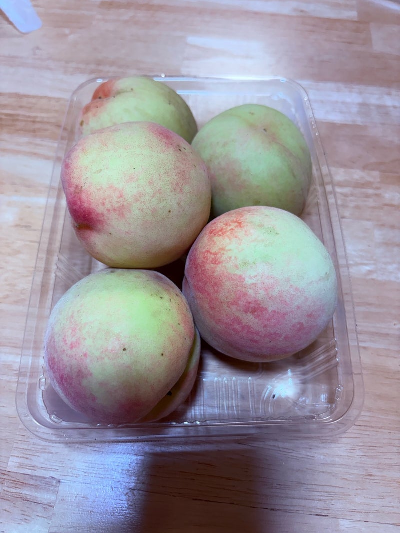 桃を買う時に財布の中を確認し汗の画像