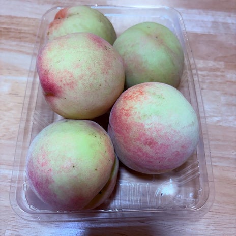 桃を買う時に財布の中を確認し汗の画像