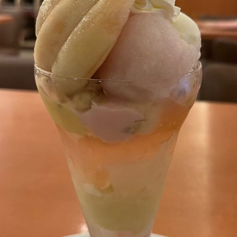 夕食より高くてもとても満足なパフェの画像